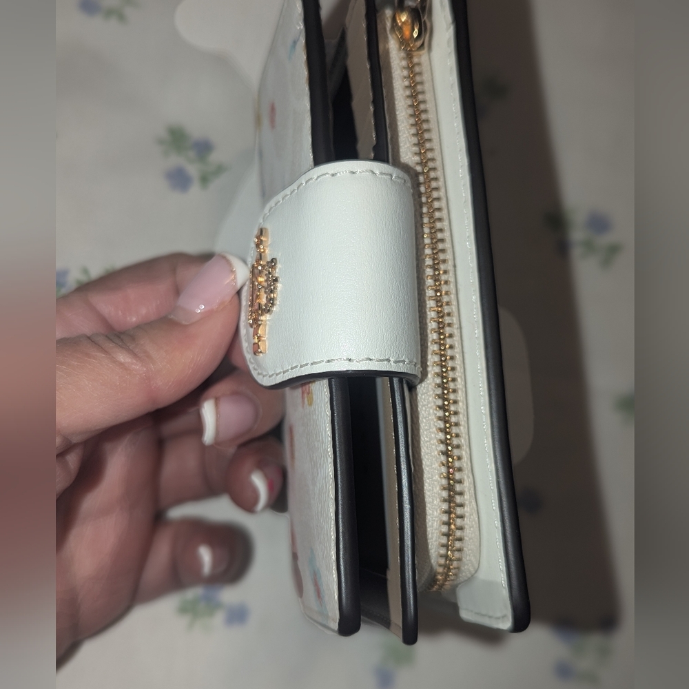 Coach Medium Corner Zip Wallet - NWOT - Picture 4 of 9